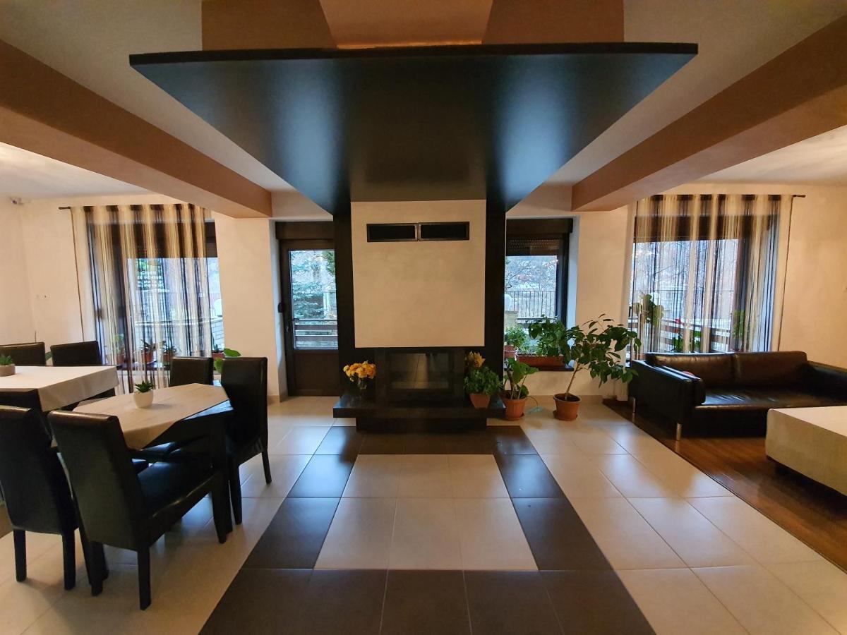 Pensiunea Public House Busteni Luaran gambar